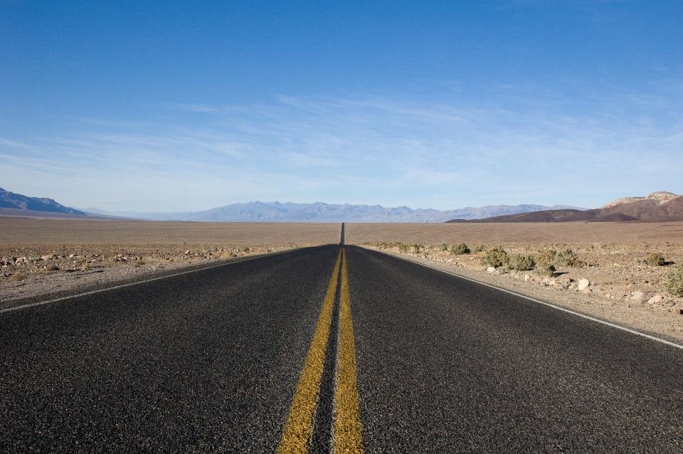 Carretera abierta vista desde la vía