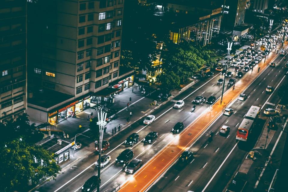 Avenida urbana iluminada durante la noche