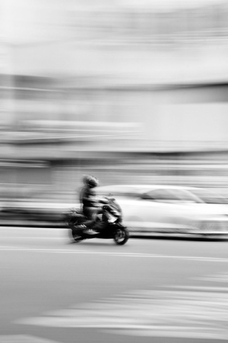 Moto en movimiento representando un envío express